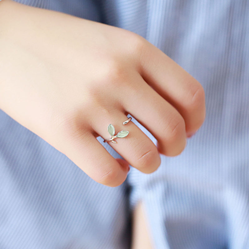 Zilveren Ring met Bladmotief - Subtiele Elegantie met Groene Accenten