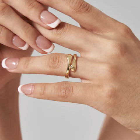 Ring die je Omarmt – Symbool van Eeuwige Liefde in Zilver of Goud