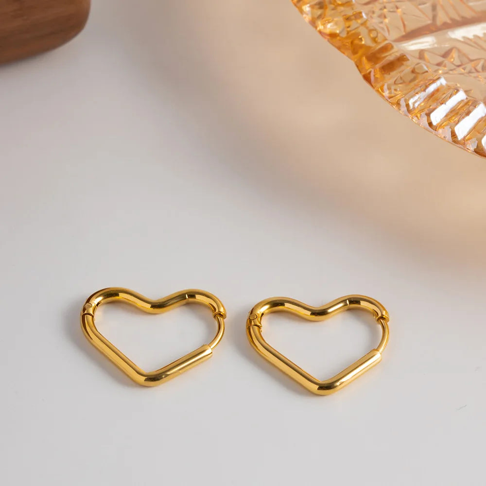 Minimalistische Hartjes Oorbellen – Goud of Zilver voor een Tijdloze Look