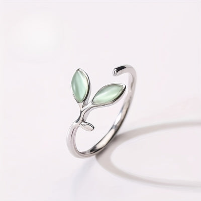 Zilveren Ring met Bladmotief - Subtiele Elegantie met Groene Accenten